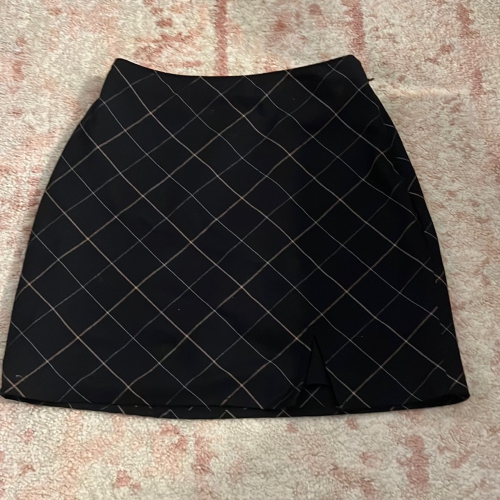 Black Abercrombie skirt size xs with a small slit and side zipper
